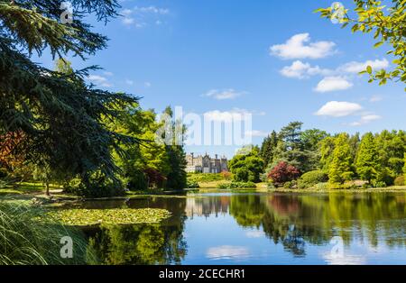 Vue sur l'étang de dix pieds dans Sheffield Park Garden, un jardin paysager informel par Capability Brown dans l'est du Sussex, près de Haywards Heath, en Angleterre Banque D'Images