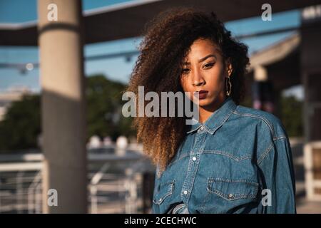 Femme afro-américaine regardant la caméra Banque D'Images