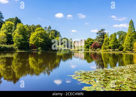 Vue sur l'étang de dix pieds dans Sheffield Park Garden, un jardin paysager informel par Capability Brown dans l'est du Sussex, près de Haywards Heath, en Angleterre Banque D'Images