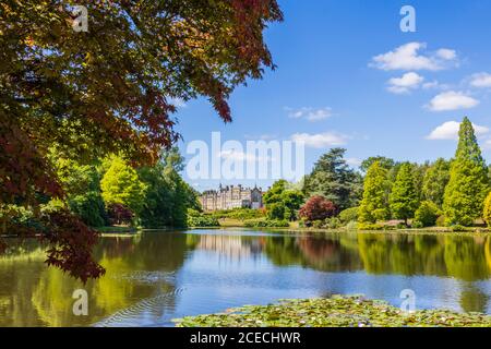 Vue sur l'étang de dix pieds dans Sheffield Park Garden, un jardin paysager informel par Capability Brown dans l'est du Sussex, près de Haywards Heath, en Angleterre Banque D'Images