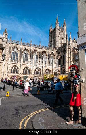 Un mannequin de vitrine vêtu d'un uniforme romain à côté de l'abbaye de Bath dans la ville romaine de Bath à Somerset, en Grande-Bretagne Banque D'Images