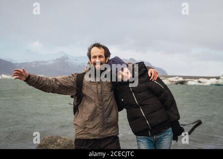 Rire les touristes sur le lac froid Banque D'Images