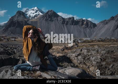 Woman doing yoga in mountains Banque D'Images