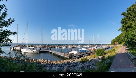 Lohme, M-V / Allemagne - 12 août 2020 : vue sur le petit port de plaisance de Lohme, sur la mer Baltique, sur l'île de Ruegen Banque D'Images