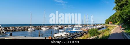 Lohme, M-V / Allemagne - 12 août 2020 : vue sur le petit port de plaisance de Lohme, sur la mer Baltique, sur l'île de Ruegen Banque D'Images