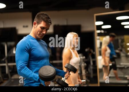 Homme et femme s'entraîner dans la salle de gym Banque D'Images