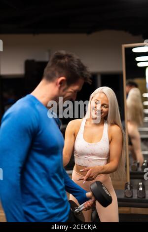Homme et femme s'entraîner dans la salle de gym Banque D'Images