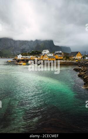 Vue aérienne pittoresque du petit village sur la rive rocheuse Banque D'Images