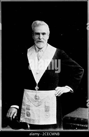 . Cérémonie à observer à la consécration de Fairfax Lodge, no.3255, sur le rouleau du Grand Lodge d'Angleterre, et l'installation du maître adorant désigné Thos. M. Woodhead ... le mercredi 16 octobre 1907, au Masonic Hall, Rawson Square, Bradford. Eremong de ? ^niuHtuu ofOfficer0* ? ? . ^W^ s^. j^ j^ jj^ j|^ j|^.^^^ j[V j^ ^ j^ jf. .^^-^^ j|^ jp^^ j^-^^^ j|^|i -ft j|^ -of- Bto. THOS. TJtr. WOODHEAD comme Worshipfulfaster, par le vice-Prov. Grand toaster de West Yworks, W. (Bro. %ICHARD WILSON.P.&lt;3.T).of&ng. Procession et salutation de W.M. Proclamation dans le E^t. Banque D'Images