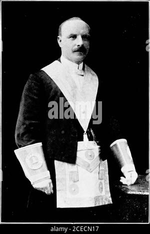 . Cérémonie à observer à la consécration de Fairfax Lodge, no.3255, sur le rouleau du Grand Lodge d'Angleterre, et l'installation du maître adorant désigné Thos. M. Woodhead ... le mercredi 16 octobre 1907, au Masonic Hall, Rawson Square, Bradford. Ethren, à | demeure à | gether. In |Unity! z. C'est comme l'onguent précieux sur la tête, qui a couru jusqu'à . la | barbe: Même à la barbe d'Aarons, et est descendu jusqu'aux | jupes | de son | habillement.3 comme la | rosée de | Hermon : Qui est tombé - | sur la | colline de | Sion.4. Pour là, le Seigneur | a promis . sa | bénédiction Banque D'Images