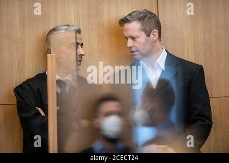 Hessen, Allemagne. 01 septembre 2020, Hessen, Francfort-sur-le-main: Le principal défendeur Stephan Ernst (r) parle à son avocat de la défense Mustafa Kaplan avant le début du procès. Stephan Ernst aurait tiré sur sa terrasse, il y a un an, le président du district de North Hesse, Lübcke, parce que le politicien de la CDU avait fait campagne pour les réfugiés. Photo: Boris Roessler/dpa pool/dpa Credit: dpa Picture Alliance/Alay Live News Banque D'Images