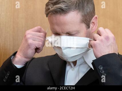 Hessen, Allemagne. 01 septembre 2020, Hessen, Francfort-sur-le-main: Le principal défendeur Stephan Ernst prend sa garde après être entré dans la salle d'audience pour poursuivre le procès contre lui. Il aurait tiré sur sa terrasse, il y a un an, le président du district de North Hesse, Luebcke, parce que le politicien de la CDU avait défendu les réfugiés. Photo: Boris Roessler/dpa pool/dpa Credit: dpa Picture Alliance/Alay Live News Banque D'Images