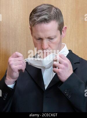 Hessen, Allemagne. 01 septembre 2020, Hessen, Francfort-sur-le-main: Le principal défendeur Stephan Ernst prend sa garde après son entrée dans la salle d'audience pour poursuivre le procès contre lui. Il aurait tiré sur sa terrasse, il y a un an, le président du district de North Hesse, Luebcke, parce que le politicien de la CDU avait défendu les réfugiés. Photo: Boris Roessler/dpa pool/dpa Credit: dpa Picture Alliance/Alay Live News Banque D'Images