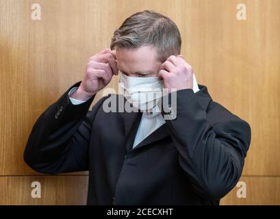 Hessen, Allemagne. 01 septembre 2020, Hessen, Francfort-sur-le-main: Le principal défendeur Stephan Ernst prend sa garde après son entrée dans la salle d'audience pour poursuivre le procès contre lui. Il aurait tiré sur sa terrasse, il y a un an, le président du district de North Hesse, Luebcke, parce que le politicien de la CDU avait défendu les réfugiés. Photo: Boris Roessler/dpa pool/dpa Credit: dpa Picture Alliance/Alay Live News Banque D'Images