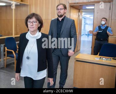 Hessen, Allemagne. 01 septembre 2020, Hessen, Francfort-sur-le-main : Irmgard Braun-Lübcke, épouse de Walter Lübcke assassiné, entre dans la salle d'audience avec son fils Jan-Hendrik. Le principal accusé, Stephan Ernst, aurait tiré sur sa terrasse, il y a un an, le président du district de North Hessian Lübcke, parce que le politicien de la CDU avait fait campagne pour les réfugiés. Photo: Boris Roessler/dpa pool/dpa Credit: dpa Picture Alliance/Alay Live News Banque D'Images