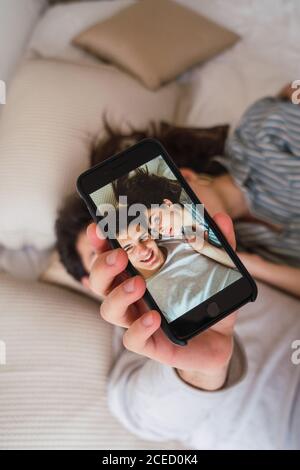 Couple qui lit sur selfies Banque D'Images