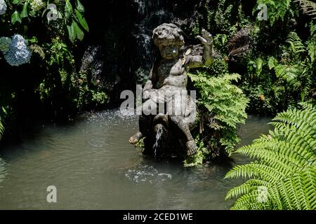 Photo en grand angle d'une sculpture de garçon dans une fontaine à Monte Palace, Madère, Portugal Banque D'Images