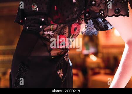 Vue côté dame robe slim récolte en danse sur scène dans la salle de restaurant sur l'arrière-plan flou Banque D'Images