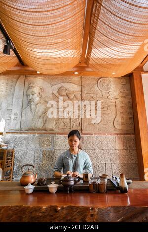 Jeune femme asiatique préparant des préparations et préparant du thé oriental Banque D'Images