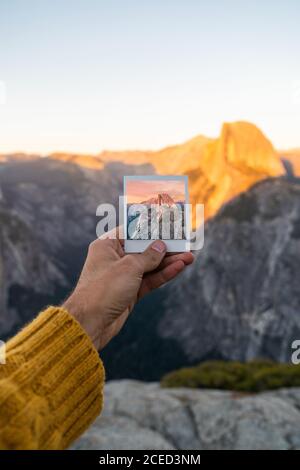 Personne avec photo près de magnifiques montagnes Banque D'Images