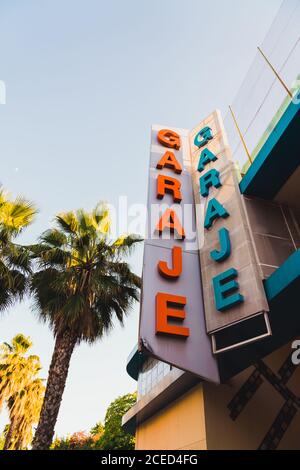 Photo ci-dessous de l'affiche élégante accrochée au bâtiment moderne façade le jour ensoleillé de la ville Banque D'Images