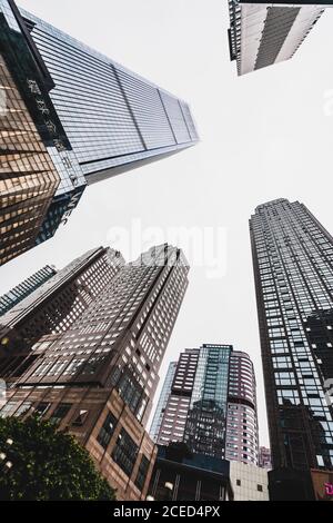 Depuis le dessous des gratte-ciel sous le ciel Banque D'Images