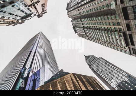 Depuis le dessous des gratte-ciel sous le ciel Banque D'Images