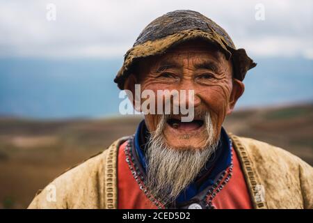 DONGCHUAN RED, YUNNAN, CHINE - 14 JUIN 2018 : portrait d'homme âgé à Dongchuan Banque D'Images