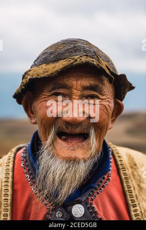 DONGCHUAN RED, YUNNAN, CHINE - 14 JUIN 2018 : portrait d'homme âgé à Dongchuan Banque D'Images