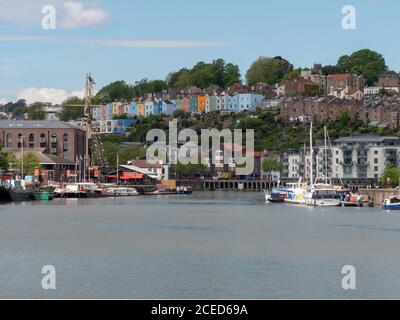 Maisons anciennes et colorées vues à travers le port de Bristol, Bristol, Royaume-Uni. Avec des appartements et des bureaux. Banque D'Images