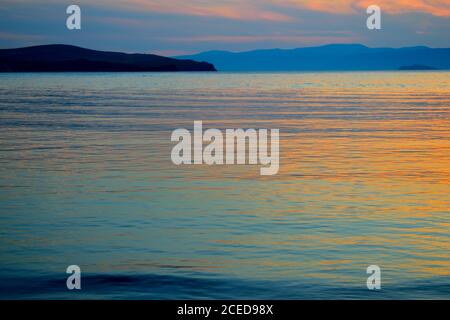 Belle eau du lac Baikal illuminée par le coucher du soleil Banque D'Images