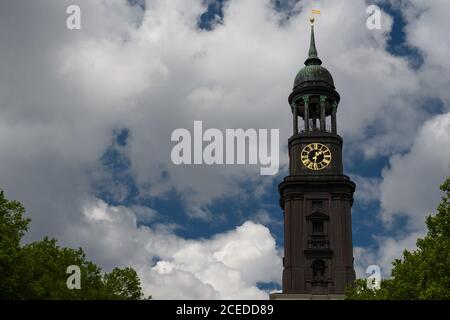 L'église Saint-Michel, Hambourg, Allemagne, (en allemand : Hauptkirche Sankt Michaelis, appelé couramment Michel) est l'un des cinq principaux chourc luthériens de Hambourg Banque D'Images