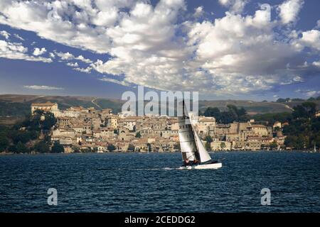 Exercices de voile au lac Bracciano en face d'Anguillara Sabazia, Italie, août 2016 Banque D'Images