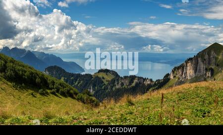 Vue sur le lac du Leman/Genève depuis les Alpes suisses. Paysage panoramique, Suisse Banque D'Images