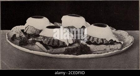 . Le magazine de l'école de cuisine de Boston sur la science culinaire et l'économie domestique. SH était cuit, assaisonné d'oignon et de carotte. Alsoix deux tiers une tasse de chapelure très finecracker avec un tiers de beurre fondu. Préparez des pommes de terre chaudes, bien assaisonnées, bien écrasées, dont la consistance permet de traverser facilement un El i # • • £&gt;1 Z- ^fc 2i a mmmmi m£ Halibut au Gratin en Ramequins morceaux de chaque légume et le cus-tard dans chaque assiette de soupe. Royal Custard for Consomme Beat un œuf entier et trois jaunes ; sachet de pâtisserie. Utilisez des ramequins de chine ou des caisses en papier. Beurrez la vaisselle en porcelaine ou les boîtes en papier. Définir Banque D'Images