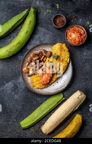 Vue de dessus de plat d'Amérique centrale patacon ou toston frit plantain vert avec sauce au chicherron et à la tomate Banque D'Images