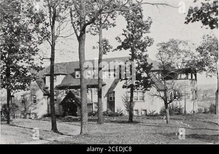 . Débris purdus. Sigma Chi fondé à l'Université de Miami le 28 juin 1855 CHAPITRE DELTA établi à Purdue, le 1er mars 1875 soixante-dix-trois chapitres I R. O. Bertsch R. C. Craig R. C. Chenoweth R. M. DeWeeseP. H. EnochsJ. E. EvansH. F. Jones R. H. BeesonJ. J. FarmerG. F. Riley H. J. CarswellT. A. jour. C. DickV. S. Evans membres du corps professoral Lt H. C. Floyd membres de l'Université Aînés C. T. Drumplemann Edward Nell, Jr. E. L. Lein J. F. Neal R. F. Mead R. N. Taylor Juniors L. F. Koss M. I. Schultz N. E. Manville F. S. Taylor H. S. McClure Wm. Wallace J. B. Sturgis J. E. Walters sophomores J. R. Swanto Banque D'Images