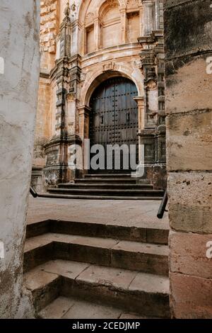 Escaliers en pierre près de l'entrée d'un bâtiment vieux de merde dans la rue de Malaga, Espagne Banque D'Images