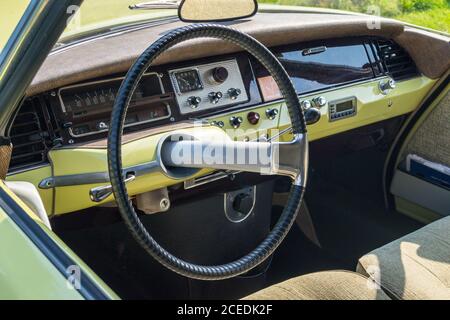 Vue du tableau de bord et du volant d'un modèle 1968 Citroën ID, Newby Hall, Yorkshire, Angleterre Banque D'Images