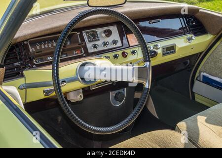 Vue du tableau de bord et du volant d'un modèle 1968 Citroën ID, Newby Hall, Yorkshire, Angleterre Banque D'Images