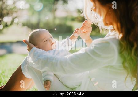 portrait d'un bébé avec le syndrome de down avec sa grand-mère Banque D'Images