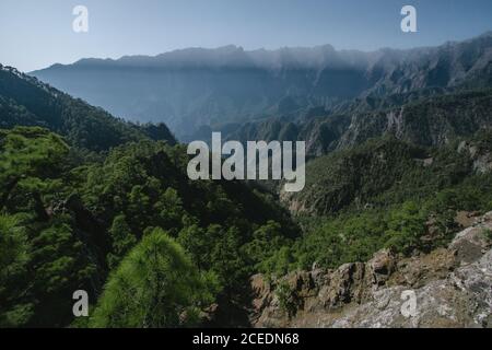 Vue imprenable sur la vallée rocheuse verdoyante parmi les falaises de montagnes avec des arbres qui poussent au soleil, Espagne Banque D'Images
