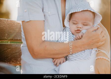 portrait d'un bébé magnifique avec le syndrome de down Banque D'Images