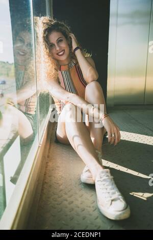 Belle jeune femme au beau soleil avec le sourire Banque D'Images