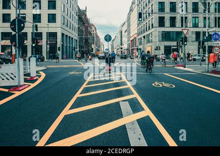 Section sans voiture de Friedrichstraße, une rue commerçante de Berlin. La rue a été temporairement fermée pour circulation afin de la revitaliser. Banque D'Images