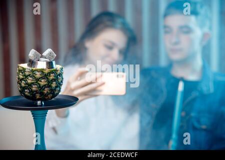 Des coals chauds se sont hookah dans un bol d'ananas pour fumer la chicha traditionnelle des vacances turques Banque D'Images