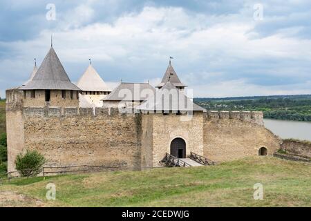 Vue sur la forteresse de Khotyn, bâtiment historique, patrimoine ukrainien, Banque D'Images