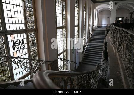 01 septembre 2020, Hessen, Francfort-sur-le-main: Des fenêtres décorées et des rampes en fer forgé sont visibles dans l'escalier de l'ancien quartier général de la police. Dans la zone de l'ancien quartier général de la police de Francfort, un ensemble de bâtiments doit être créé à partir d'un nouveau bâtiment avec une tour et le stock coté. Le développeur du projet Gerchgroup a acheté le bien, qui est vacant depuis 2002, à l'État de Hesse en mars 2018 pour environ 212.5 millions d'euros. La zone près de la gare principale et du salon couvre 15.4 hectares. Le futur bâtiment est à la maison des bureaux, un hôtel et pr Banque D'Images