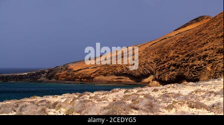 Spectaculaire Montana Amarilla, montagne jaune, dans différentes couleurs de roche volcanique sur la Graciosa, îles Canaries Banque D'Images