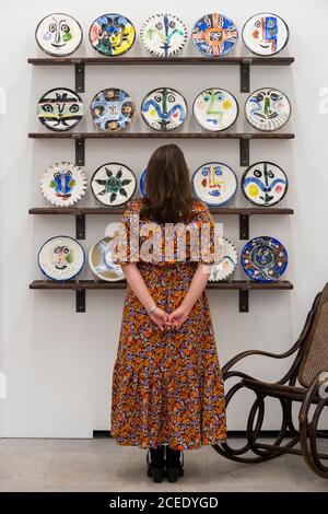 Londres, Royaume-Uni. 1er septembre 2020. Un membre du personnel pose avec 'l'ensemble complet de 20 'plaques de visite', 1963, tous par Pablo Picasso. Avant-première de l'atelier Picasso, une nouvelle exposition recréant le studio de Pablo Picasso à Cannes avec ses dessins, ses gravures, ses céramiques et ses meubles. Le spectacle est à la galerie Bastian à Mayfair du 3 septembre au 31 octobre 2020. Les visiteurs devront porter un masque facial et pratiquer la distanciation sociale. Credit: Stephen Chung / Alamy Live News Banque D'Images